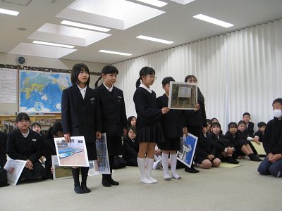 寒川小学校・地域や学校の紹介をしている様子