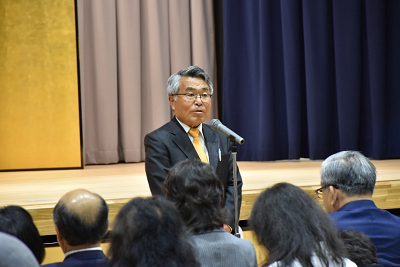 開会式で挨拶をするさぬき市文化協会長尾支部の玉木一浩さん