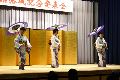 長尾民舞紫陽花会による舞踊「春雨傘」