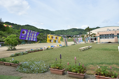 園児手作りのこいのぼりで飾り付けた芝生広場の様子