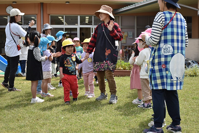 在園児が作った花道から入場する新入園児の様子