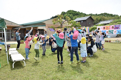 ダンスを踊る園児