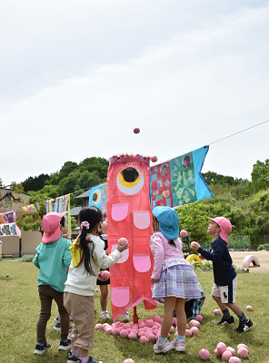 こいのぼり玉入れをする園児