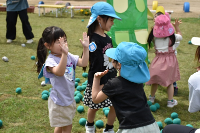 玉入れで優勝し、ハイタッチする園児