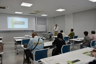 緑のカーテン育成講習会の様子