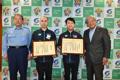 表彰される店長の大谷さんと店員の中田さん