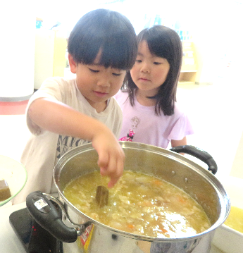 カレールーを入れる様子