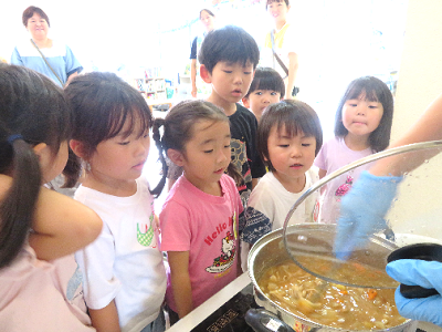 カレーをまぜる様子