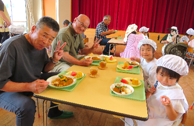 地域ボランティアの人たちとカレーパーティーを楽しむ様子2