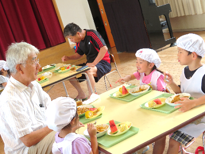 地域ボランティアの人たちとカレーパーティーを楽しむ様子4