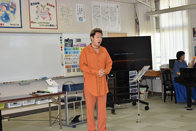 歌唱する佐藤丈史さん