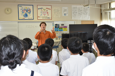 合唱指導する佐藤丈史さん