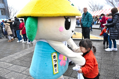 さっき―ちゃんと子どもがふれあう様子